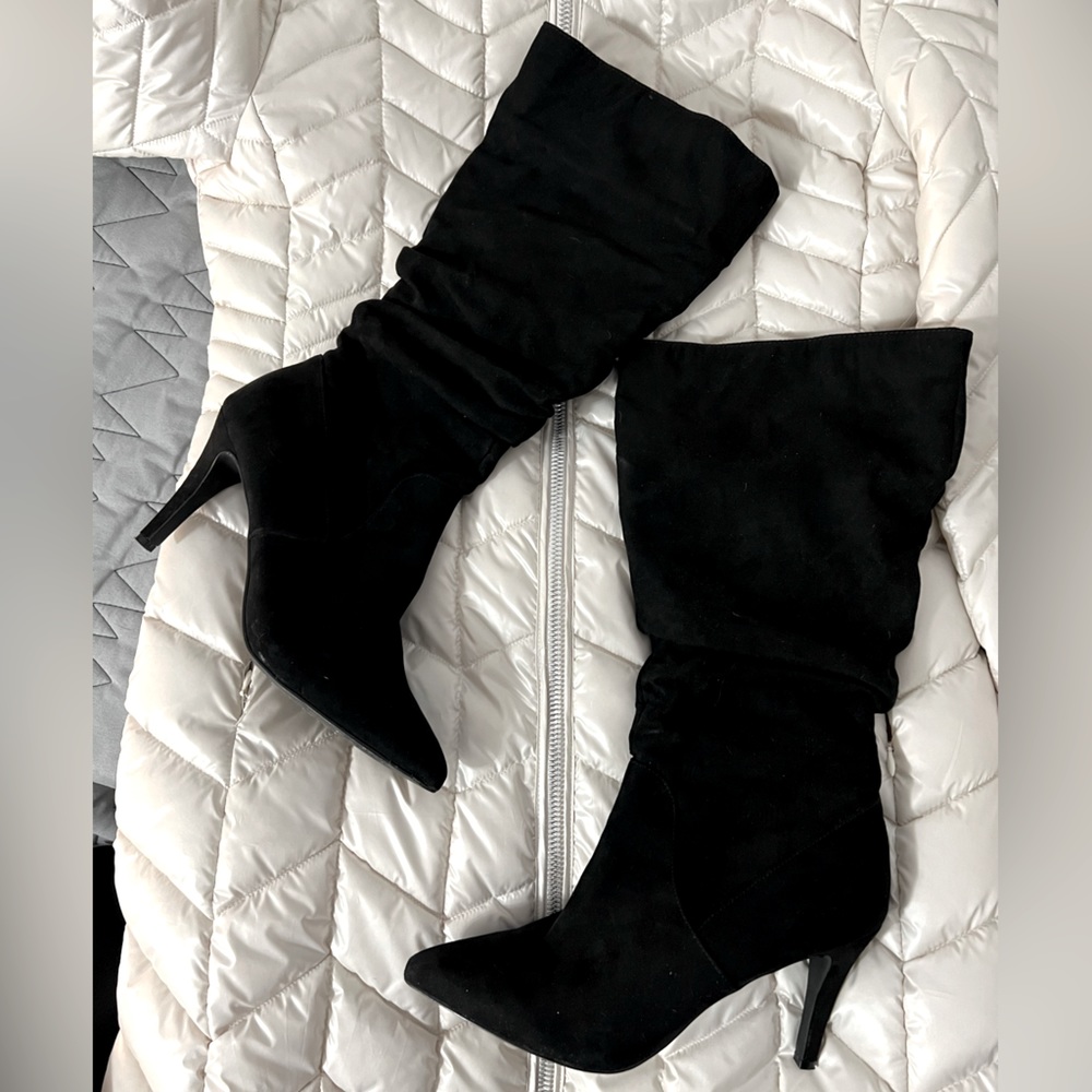 Classic and Beautiful like new pointed black comfy boots